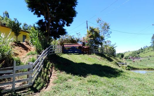 CVC 1142 – Belíssima Chácara a Venda no Bairro Catióca em Cunha – SP