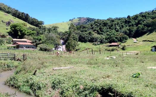 CVC 1142 – Belíssima Chácara a Venda no Bairro Catióca em Cunha – SP