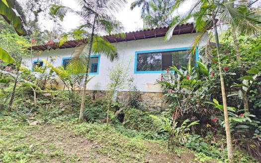 CVP 1310 – Linda Chácara Estilo Colonial com Frente Pra Cachoeira no Bairro do Penha