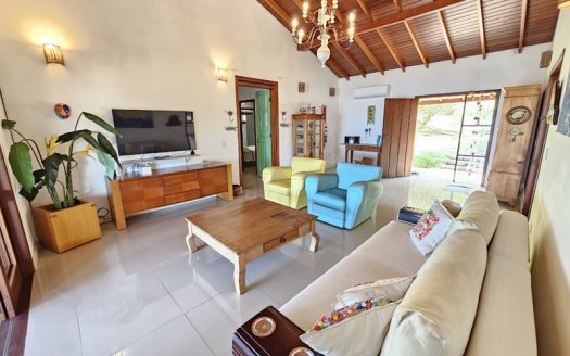 CVP 1352 – Charmosa Casa Com Linda Vista para o Mar em Condomínio Alto Padrão no Bairro Praia Grande em Paraty