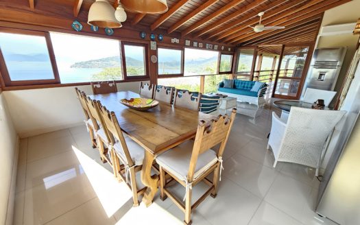 CVP 1352 – Charmosa Casa Com Linda Vista para o Mar em Condomínio Alto Padrão no Bairro Praia Grande em Paraty