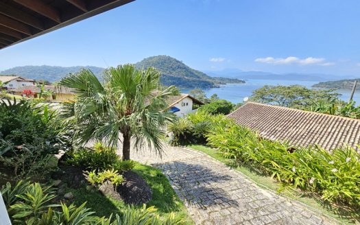 CVP 1352 – Charmosa Casa Com Linda Vista para o Mar em Condomínio Alto Padrão no Bairro Praia Grande em Paraty