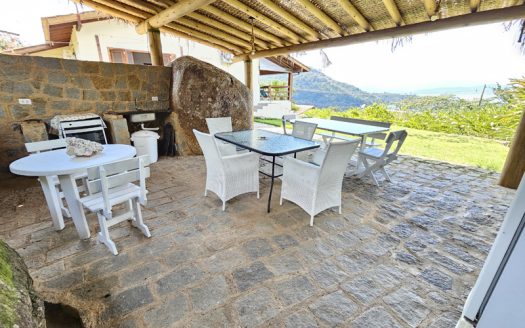 CVP 1352 – Charmosa Casa Com Linda Vista para o Mar em Condomínio Alto Padrão no Bairro Praia Grande em Paraty