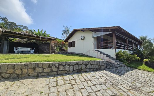 CVP 1352 – Charmosa Casa Com Linda Vista para o Mar em Condomínio Alto Padrão no Bairro Praia Grande em Paraty